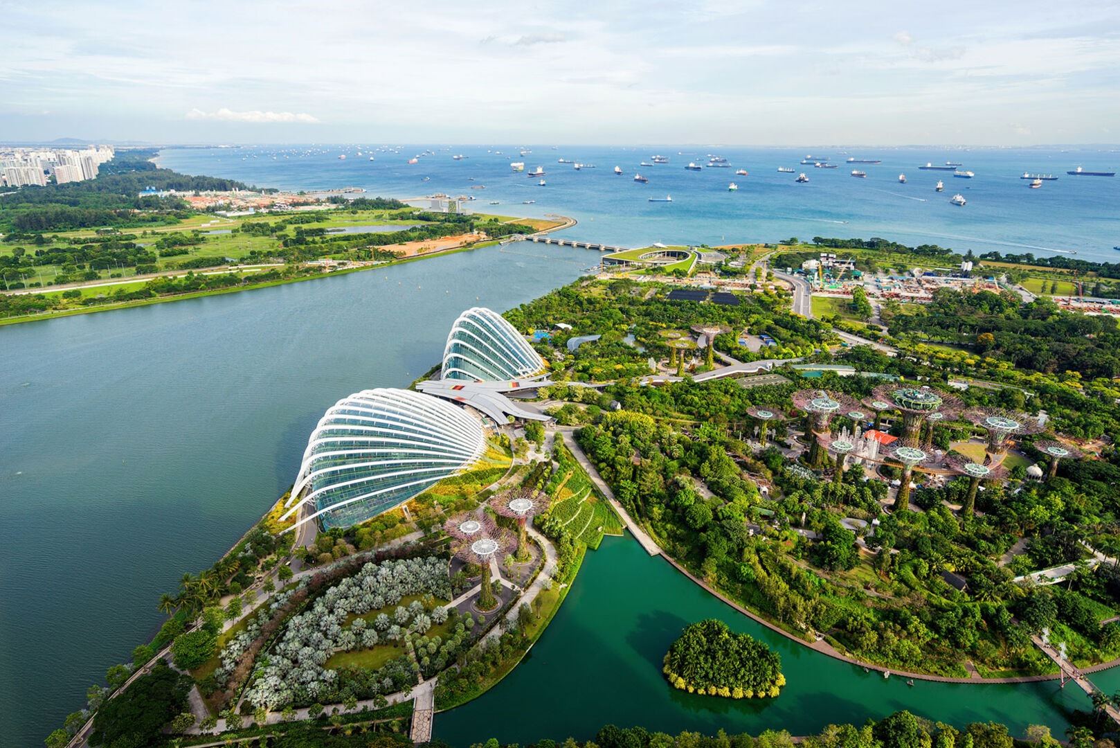 Luftaufnahme des FlowerDome und Nebelwaldes in den Gardens of the Bay in Singapur | Credit: iStock.com/CharlieTong