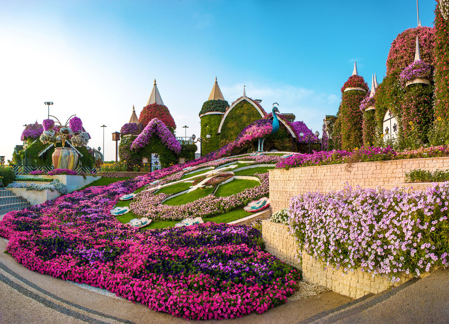 Blütenumrankte Häuser im Miracle Garden von Dubai | Credit: iStock.com/Olga Slobodianiuk