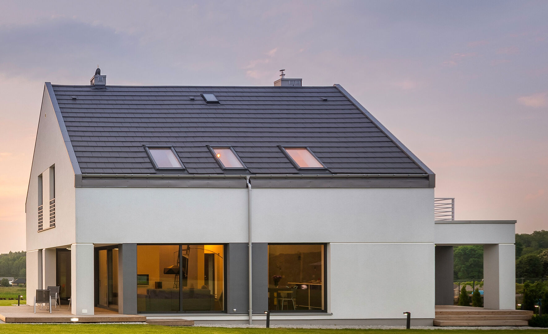 Haus ohne Zaun in der Abenddämmerung | Credit: iStock.com/in4mal