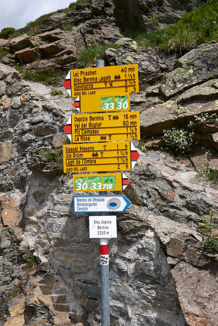 Wandertafeln rund um das Bernina-Massiv | Credit: iStock.com/simona flamigni
