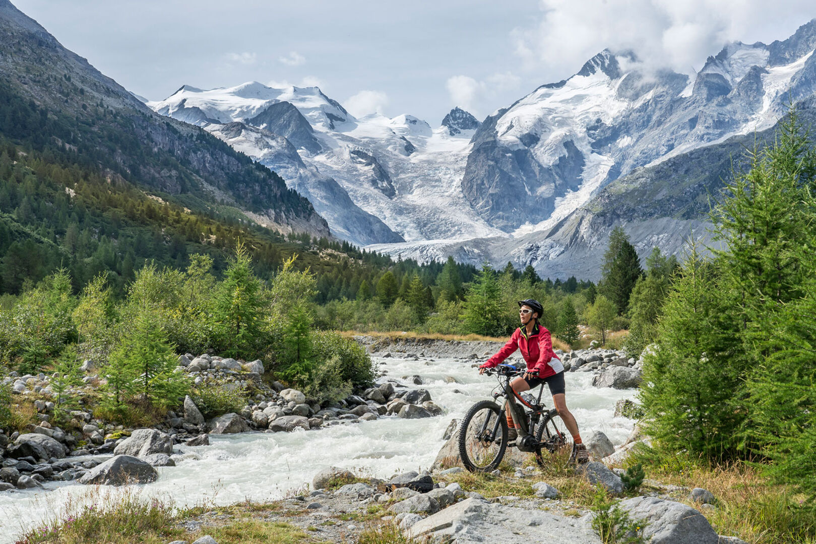 Radfahrerin unterwegs in der Valposchiavo | Credit: iStock.com/Uwe Moser