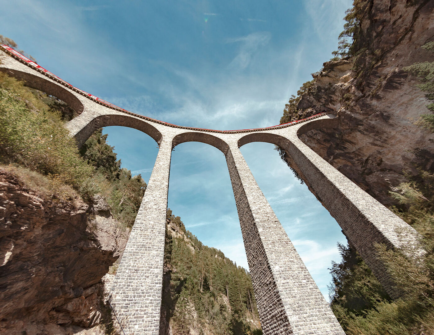 Bernina Express fährt über Viadukt | Credit: iStock.com/Sabrina Ardore