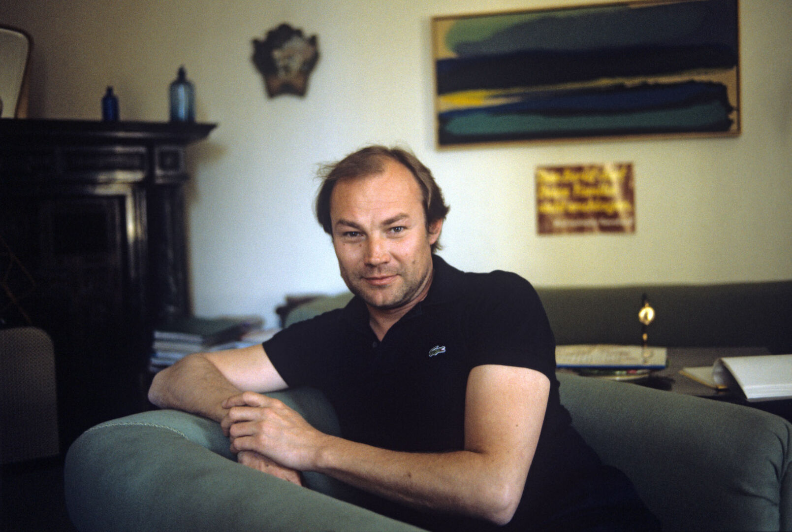 Klaus Maria Brandauer im Wohnzimmer im Jahr 1983.
