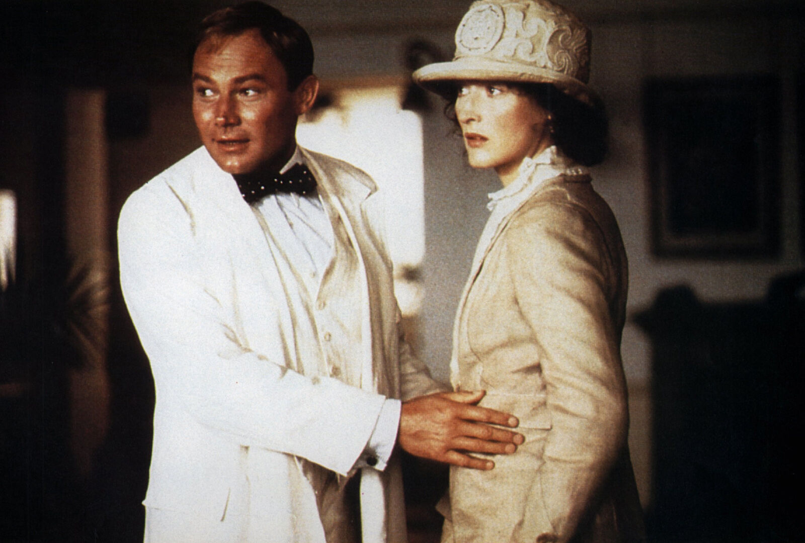 Filmszene aus &quot;Jenseits von Afrika&quot; mit Brandauer und Meryl Streep.