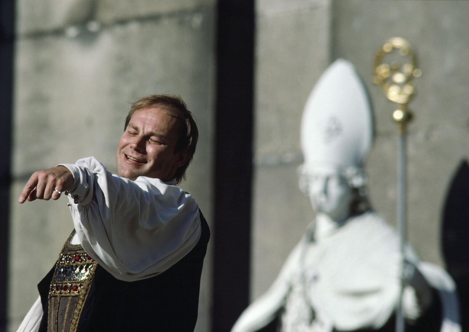 Klaus Maria Brandauer als Jedermann vor dem Dom in Salzburg.
