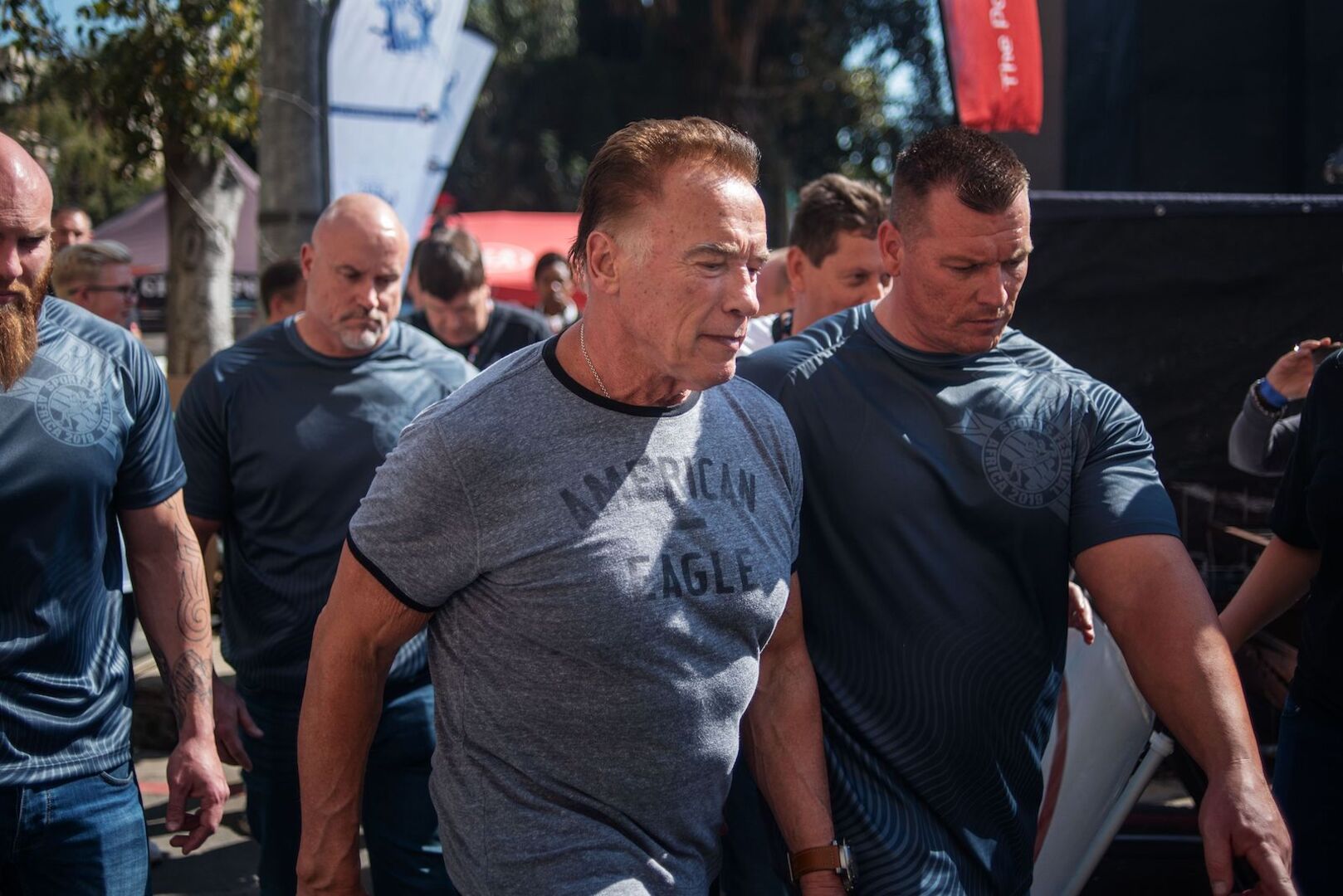 Arnold Schwarzenegger mit einem Bodyguard.