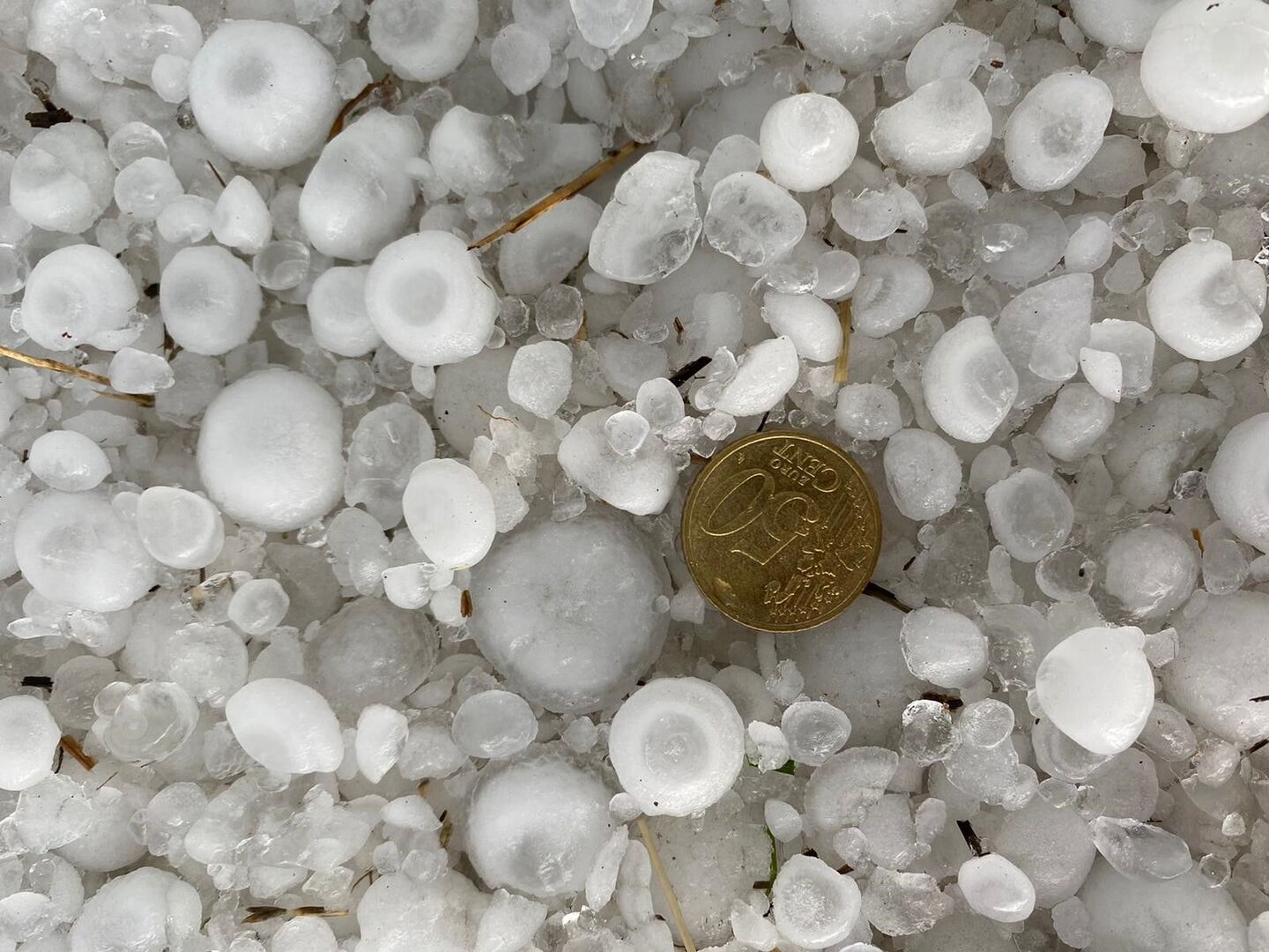 Hagelkörner, die so groß wie ein 50-Cent-Stück sind.