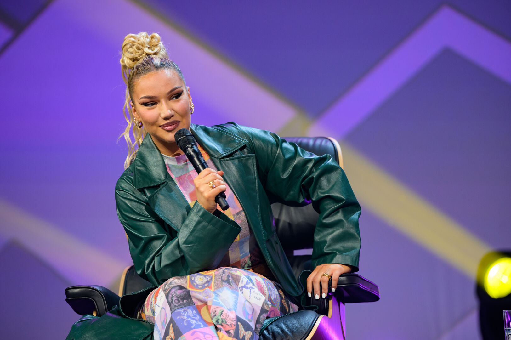 Musikerin Shirin David bei einem Talk