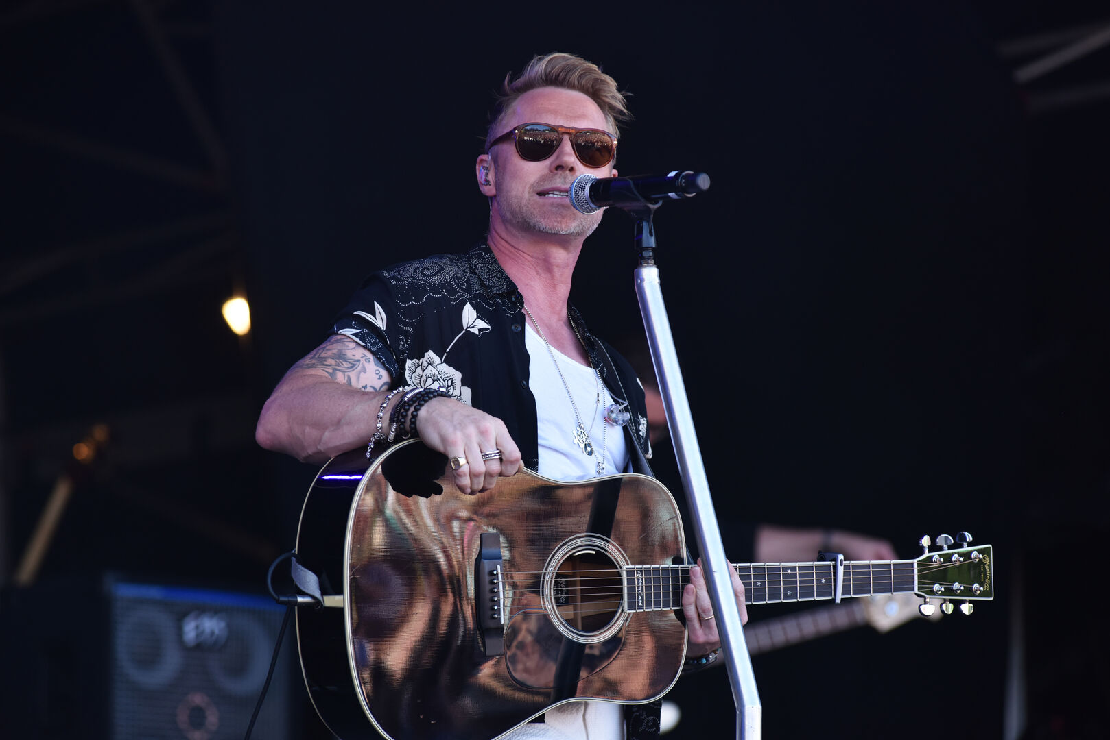 Sänger Ronan Keating auf der Bühne