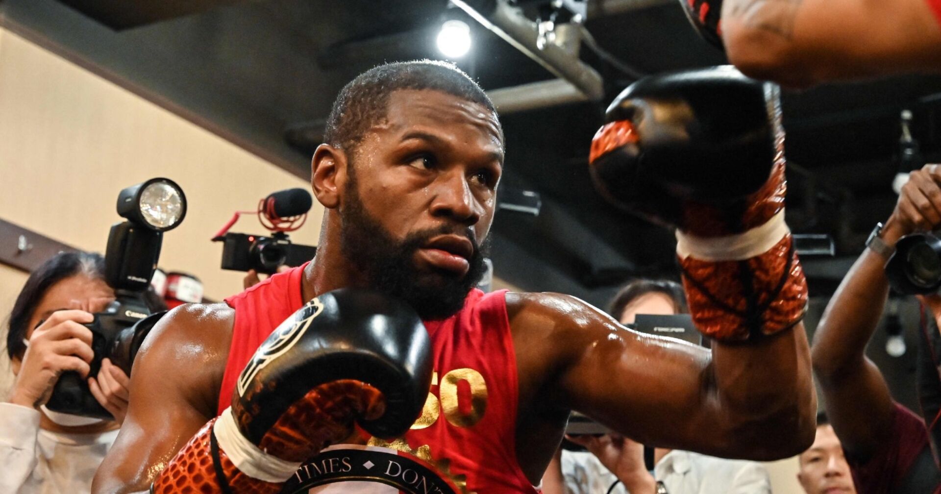 Nahaufnahme des Boxers Floyd Mayweather, der für die Kamera eine Kampfhaltung einnimmt