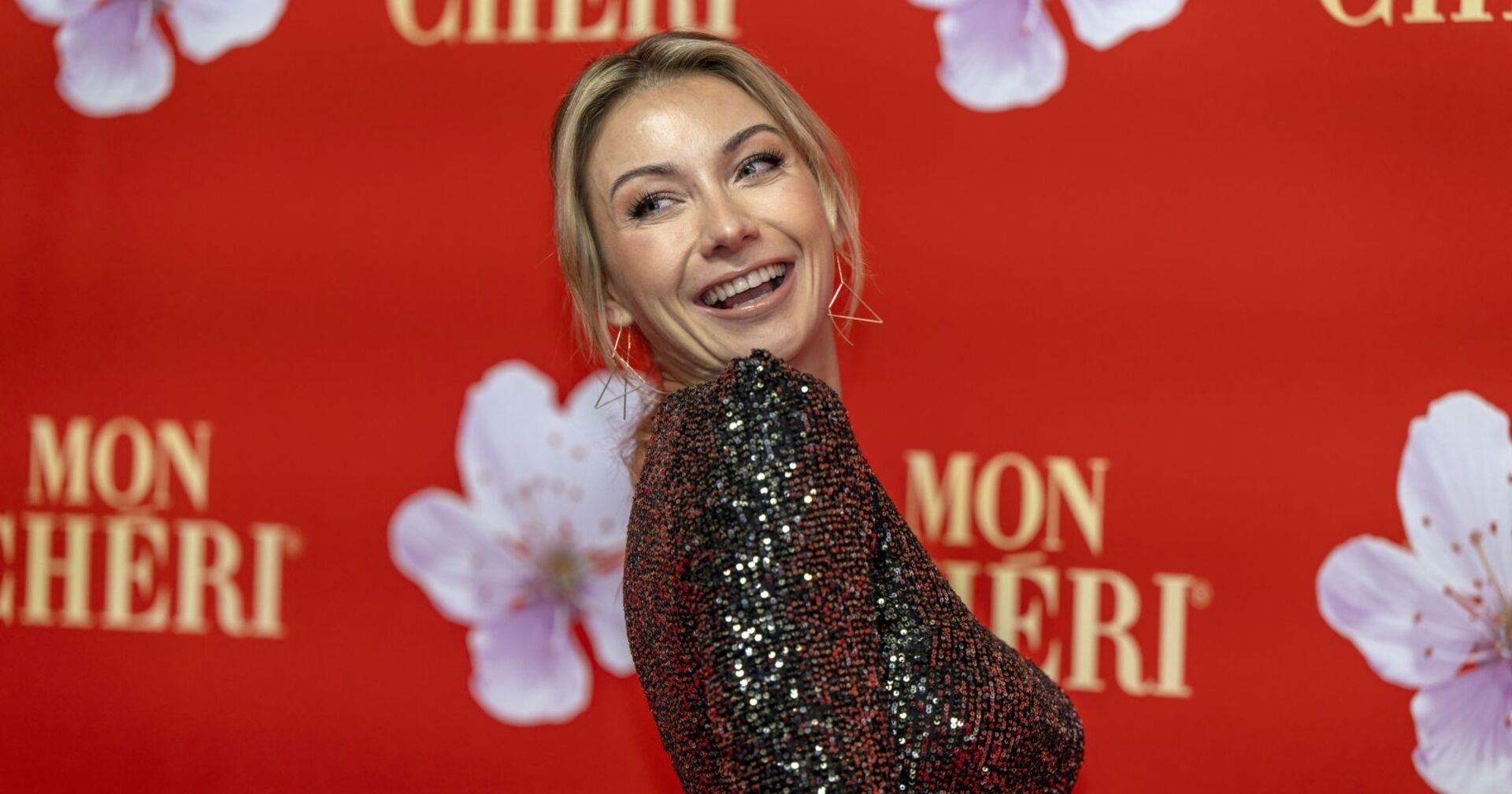 Anna-Carina bei einem Event in einem Glitzerkleid.