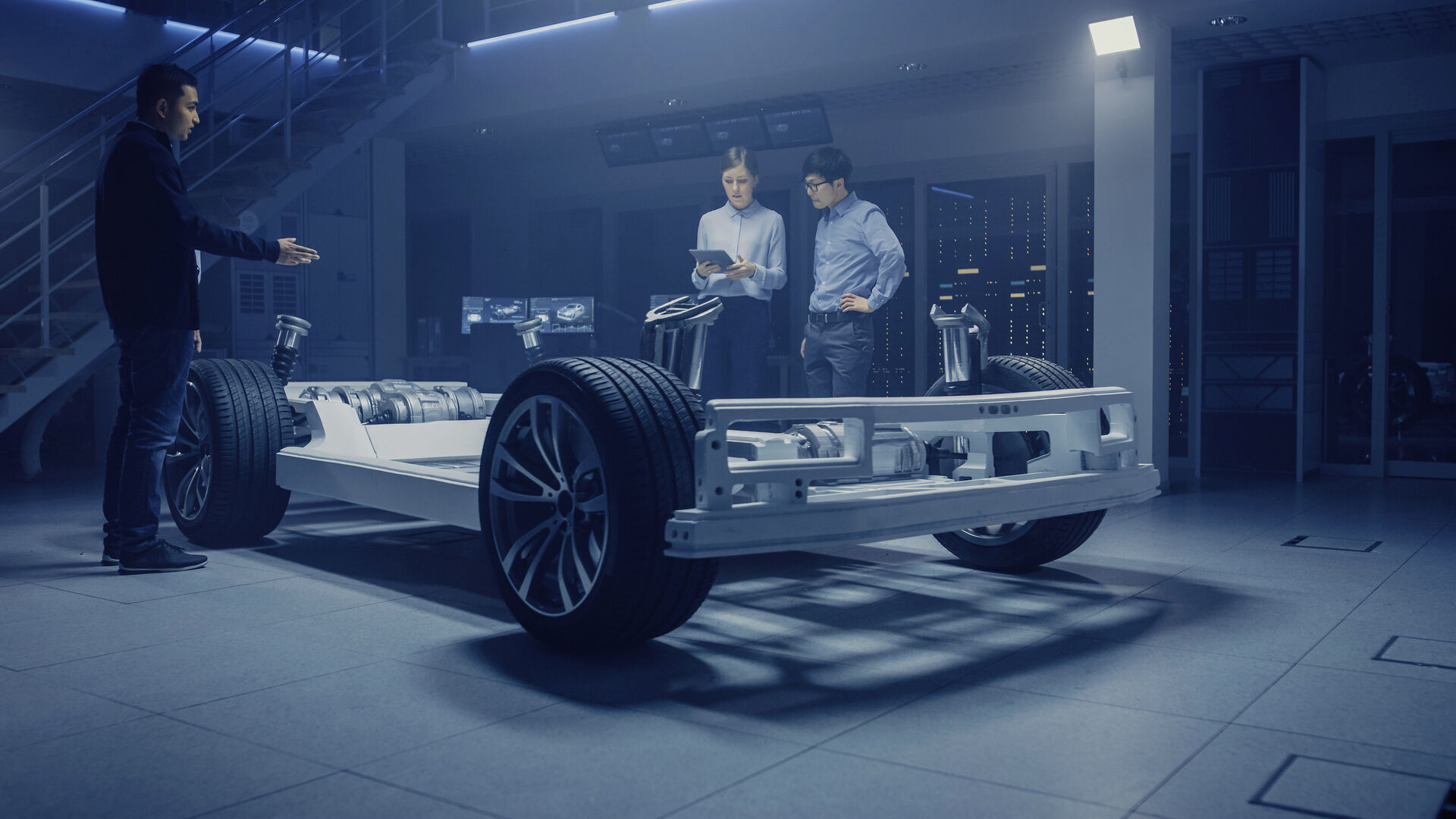 Entwicklungsteam bei einem E-Auto.