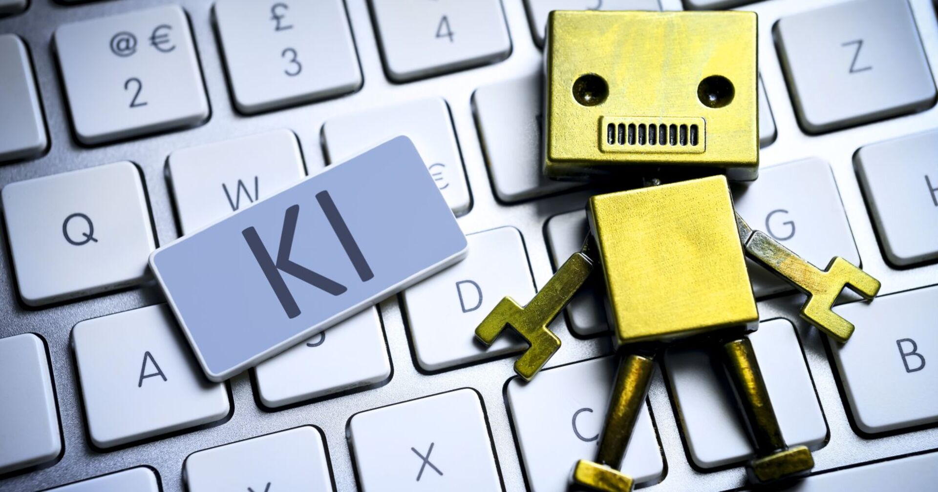 Ein kleines Roboter-Männchen auf einer Tastatur.