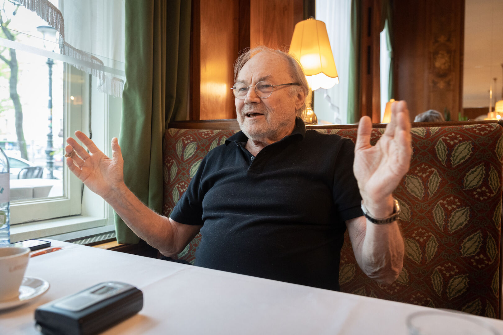 Klaus Maria Brandauer bei einem Interview in einem Kaffeehaus in Wien.