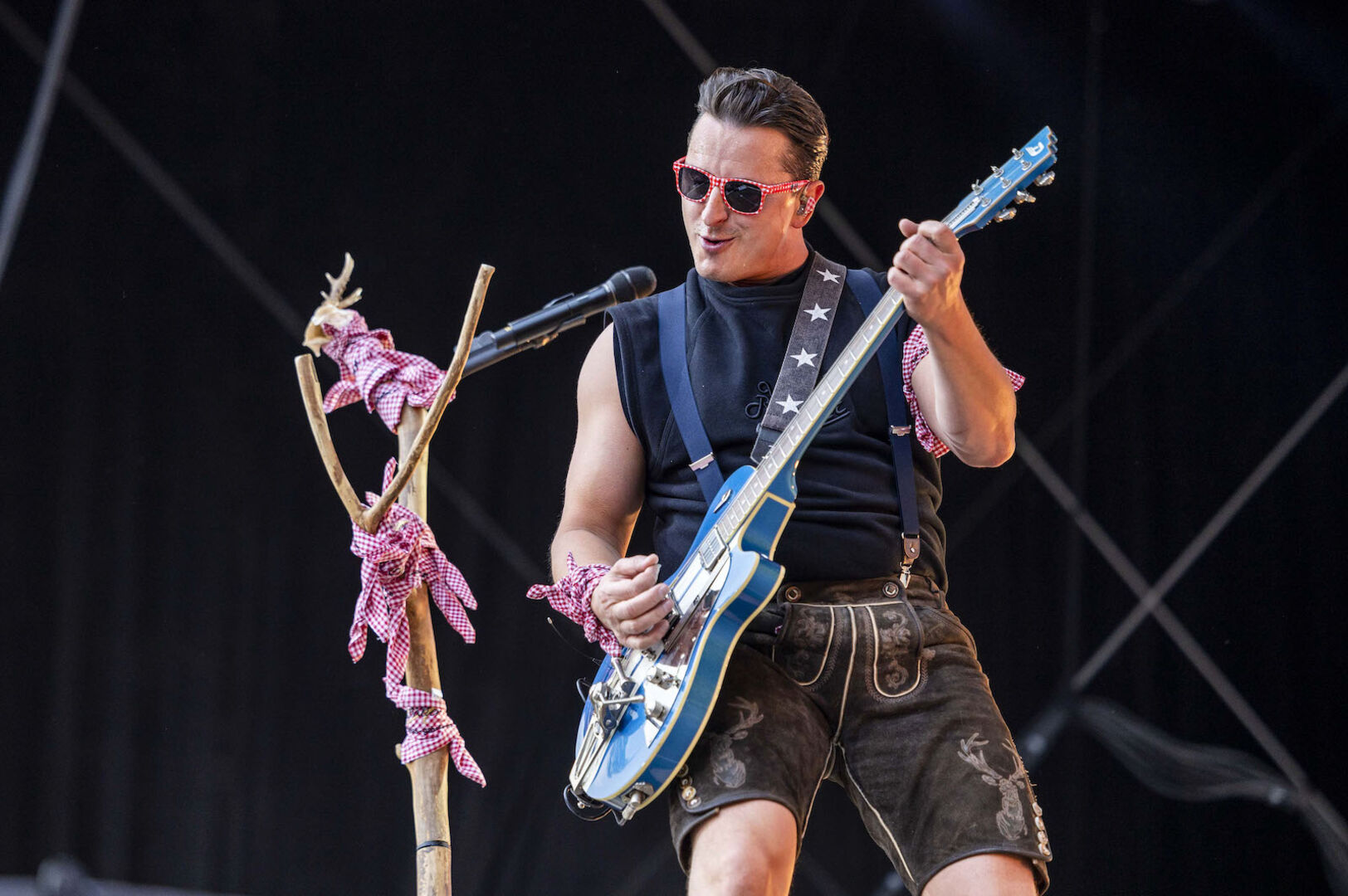 Andreas Gabalier rockt auf der Bühne.