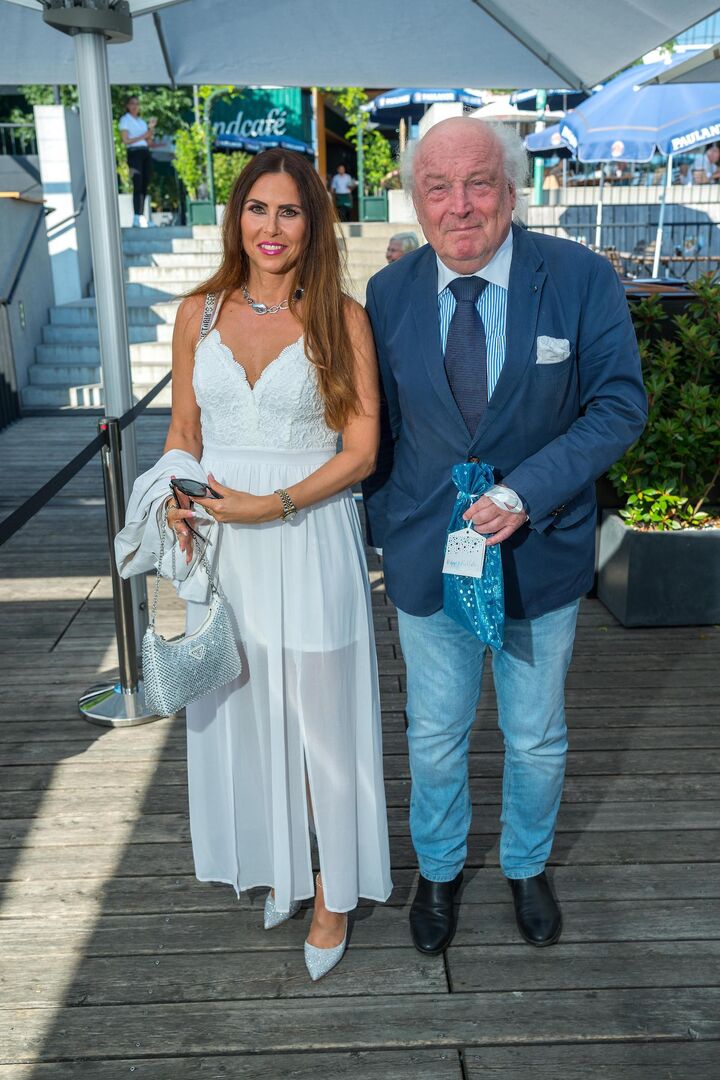 Auf &quot;Mausis&quot; Geburtstagsfeier: Friedrich Schiller mit Tatjana.