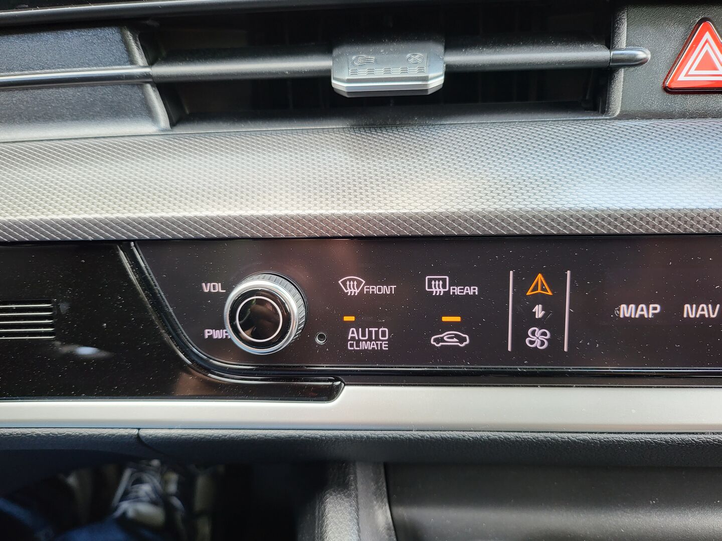 Der Lautstärkenregler und der „Klimaknopf“ sind identisch.