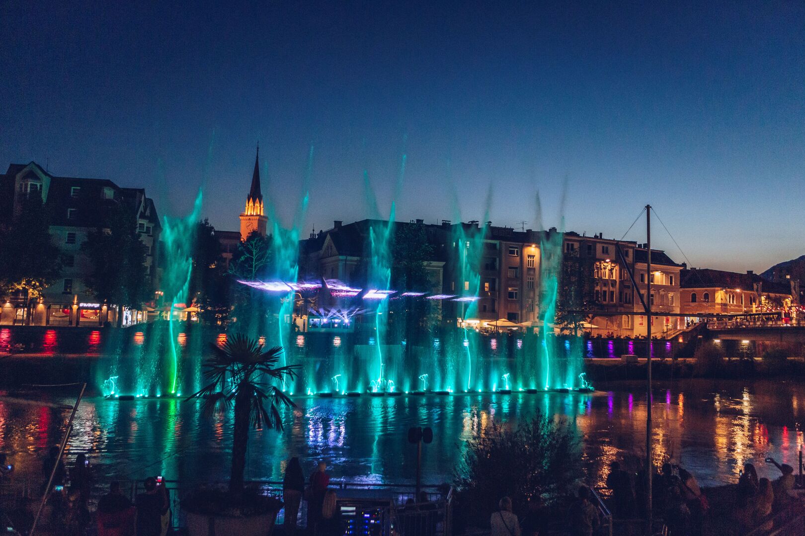 Draupuls-Wasserspiele bei Nacht