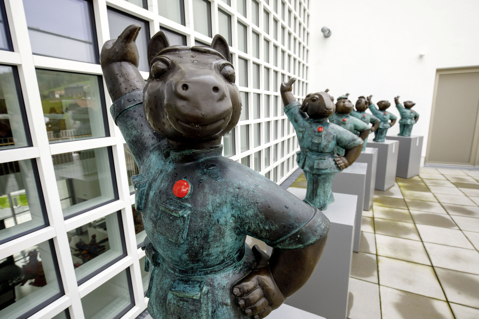 Sternzeichen-Skulpturen in Reihe