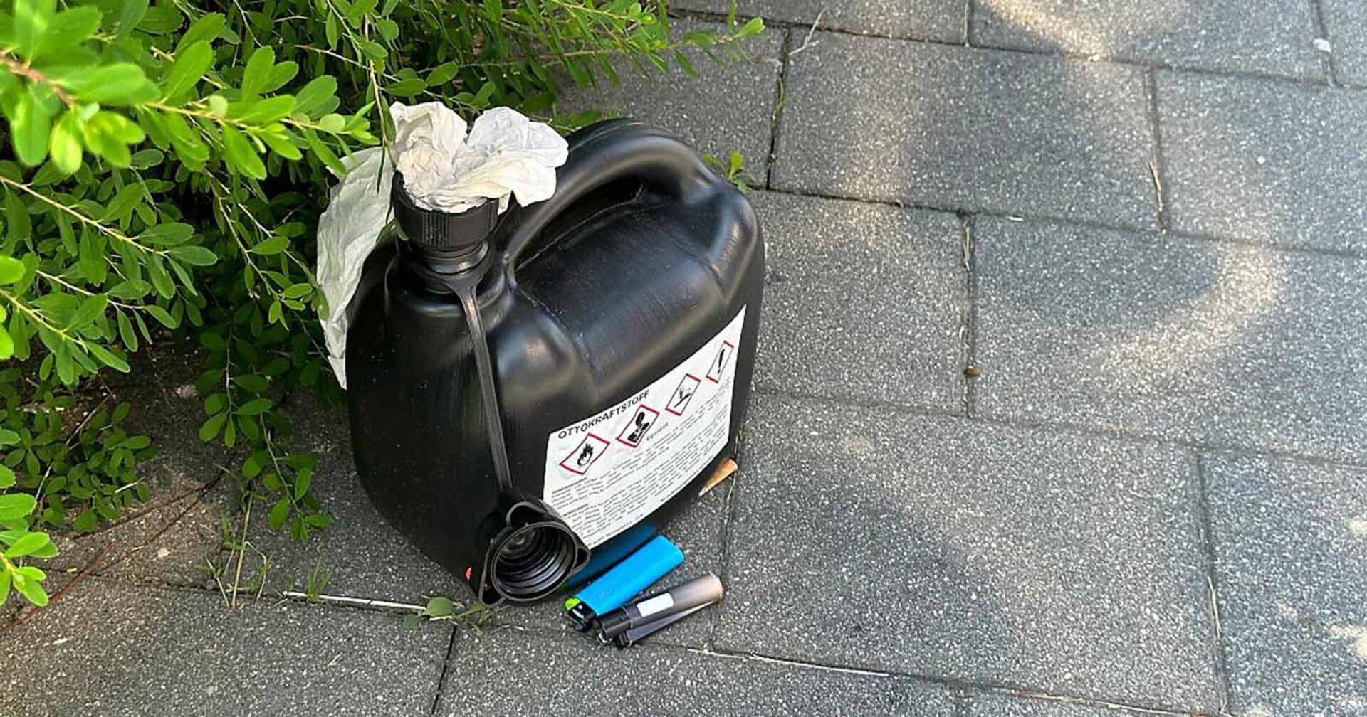 Benzinkanister auf Steinboden