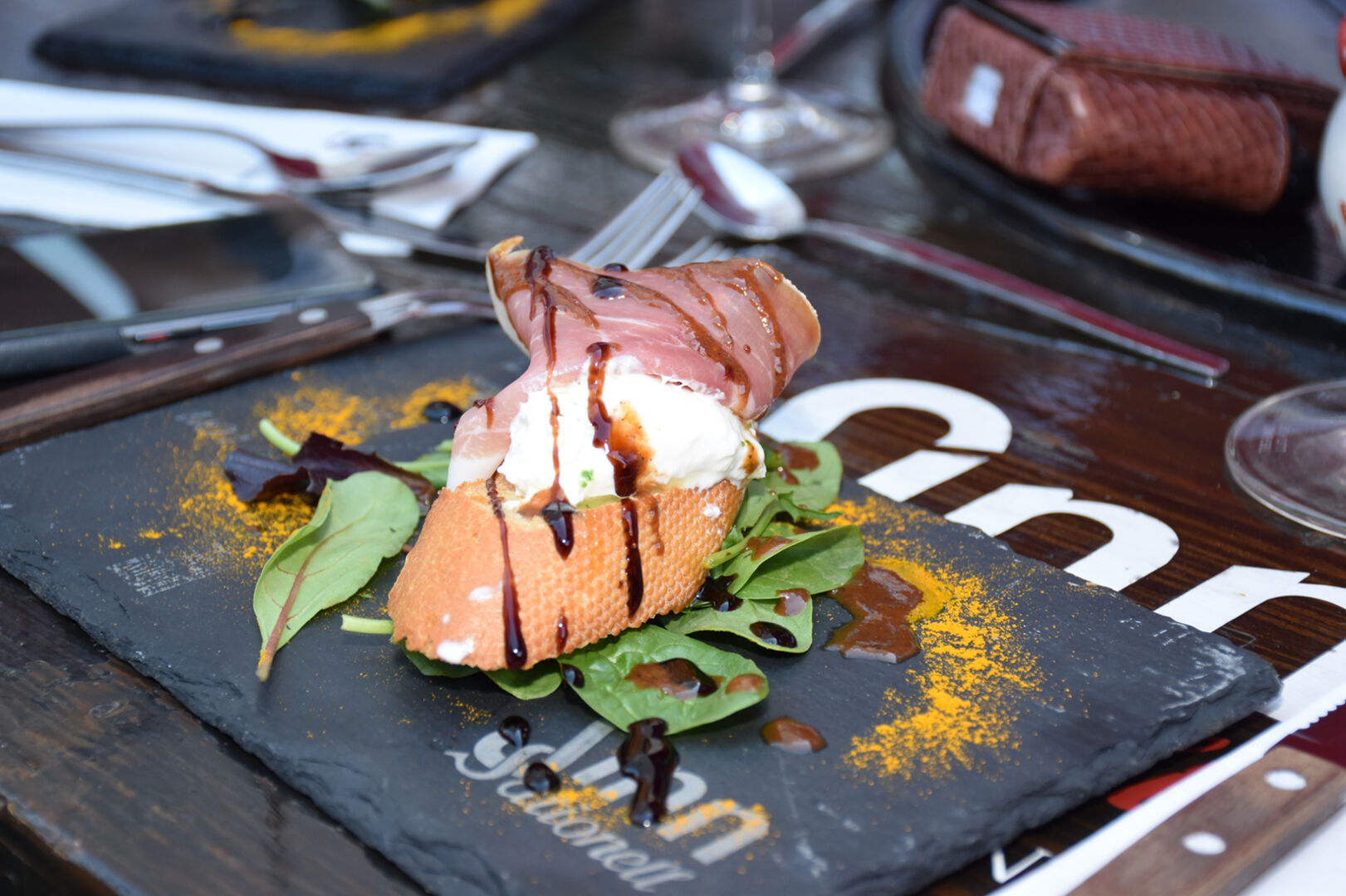 Sinnsationell Weihnachtsmenü-Vorspeise: Prosciutto crudo e burrata (geröstetes Baguette mit Schinken und Büffel-Mozzarella)