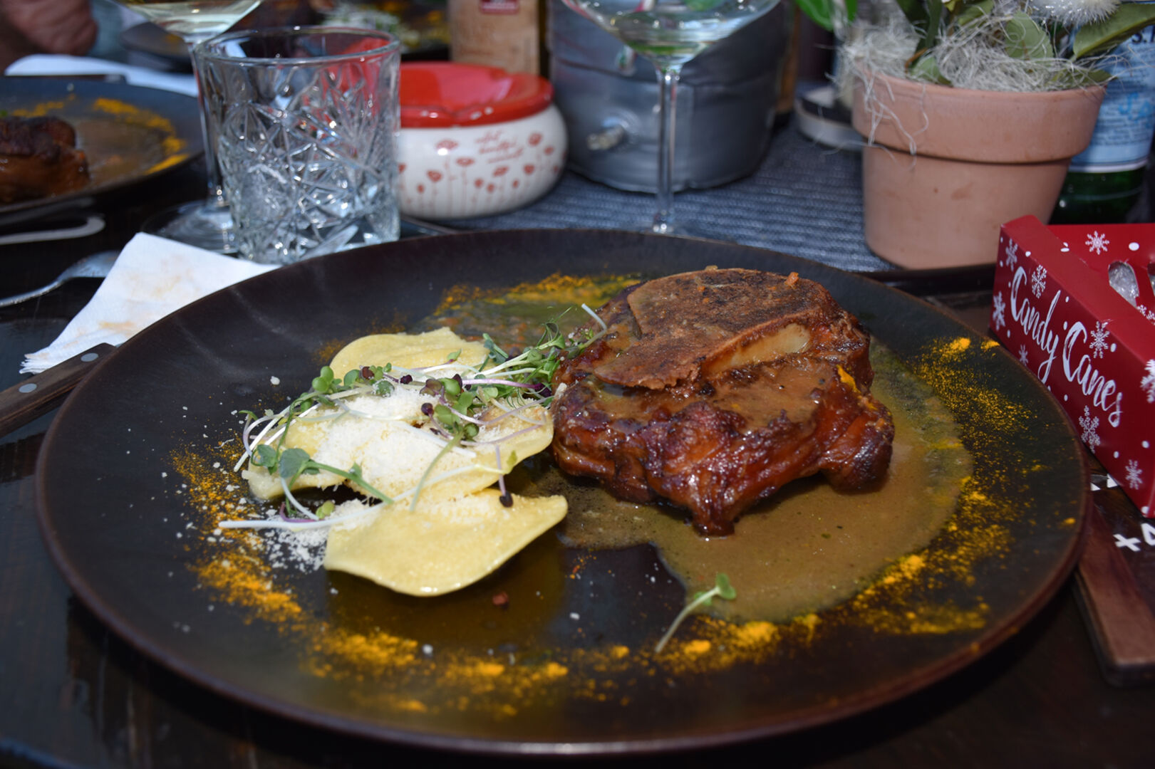 Sinnsationell-Weihnachtsmenü, Hauptgang: Ossobuco con raivol 4 formaggi (Ossobuco mit hausgemachten Käse-Ravioli