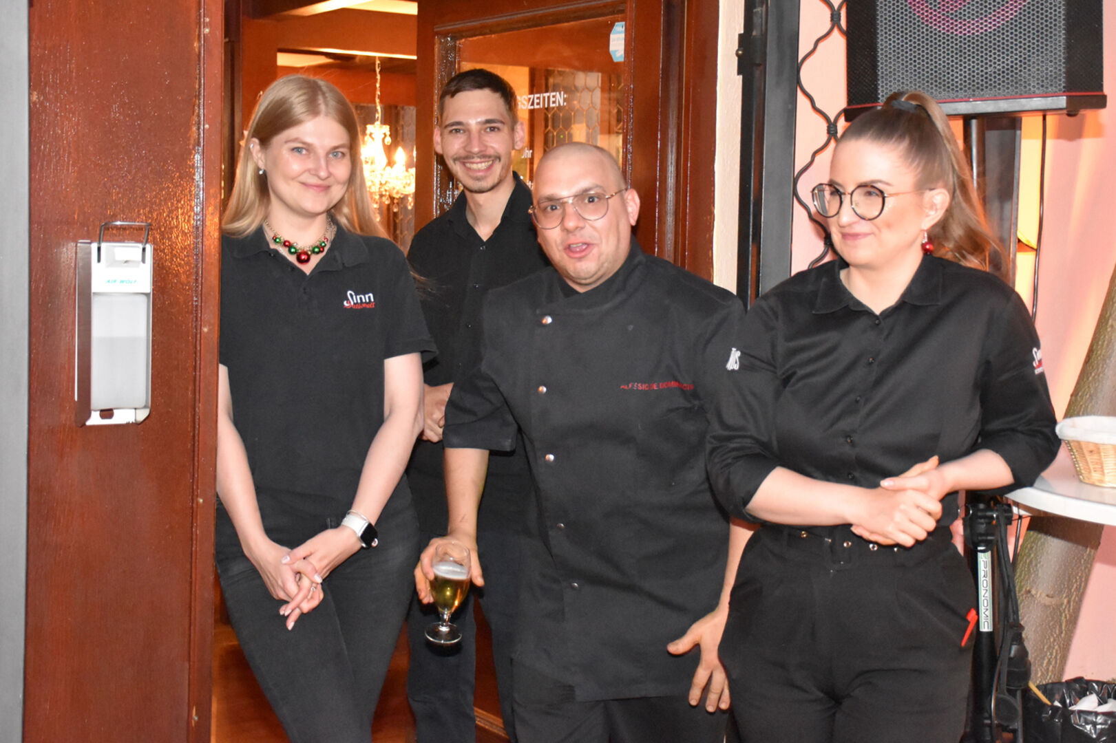 Julia, Valentino, Küchenchef Alessio und Mateja