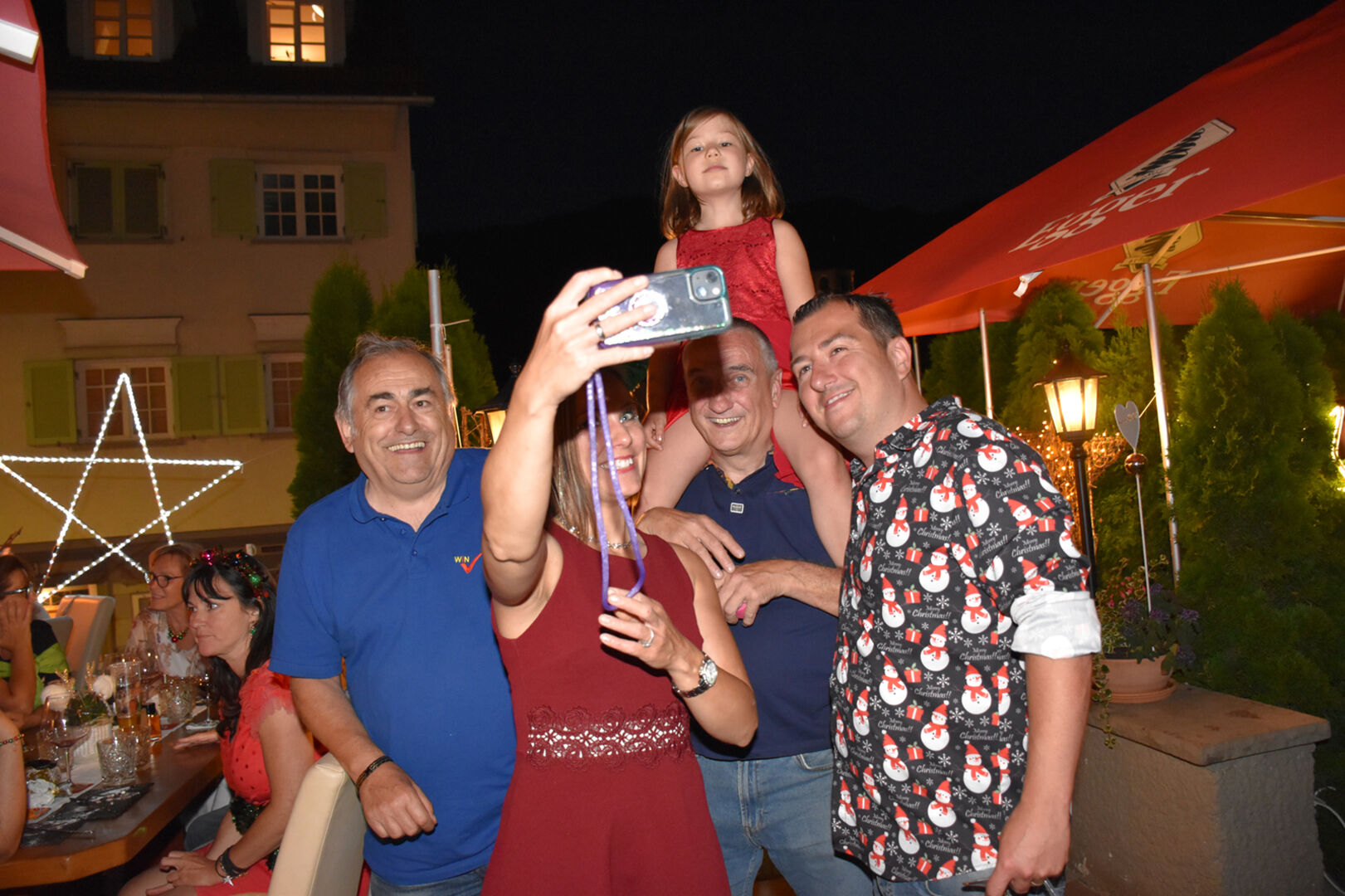 Das Weihnachtsfamilien-Selfi: Aldo Sinn, Christine mit Tochter Ornella getragen von Sepp (Freund des Hauses) und Papa Mario Sinn