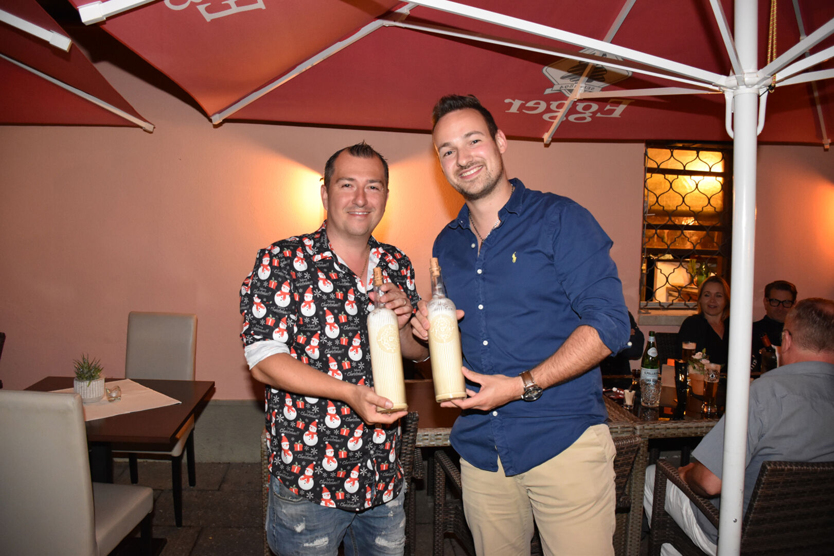 Simon Mairitsch mixte in den frühen Morgenstunden sechs große Flaschen Weihnachts-Eierlikör für die Sinnsationell-Gäste.