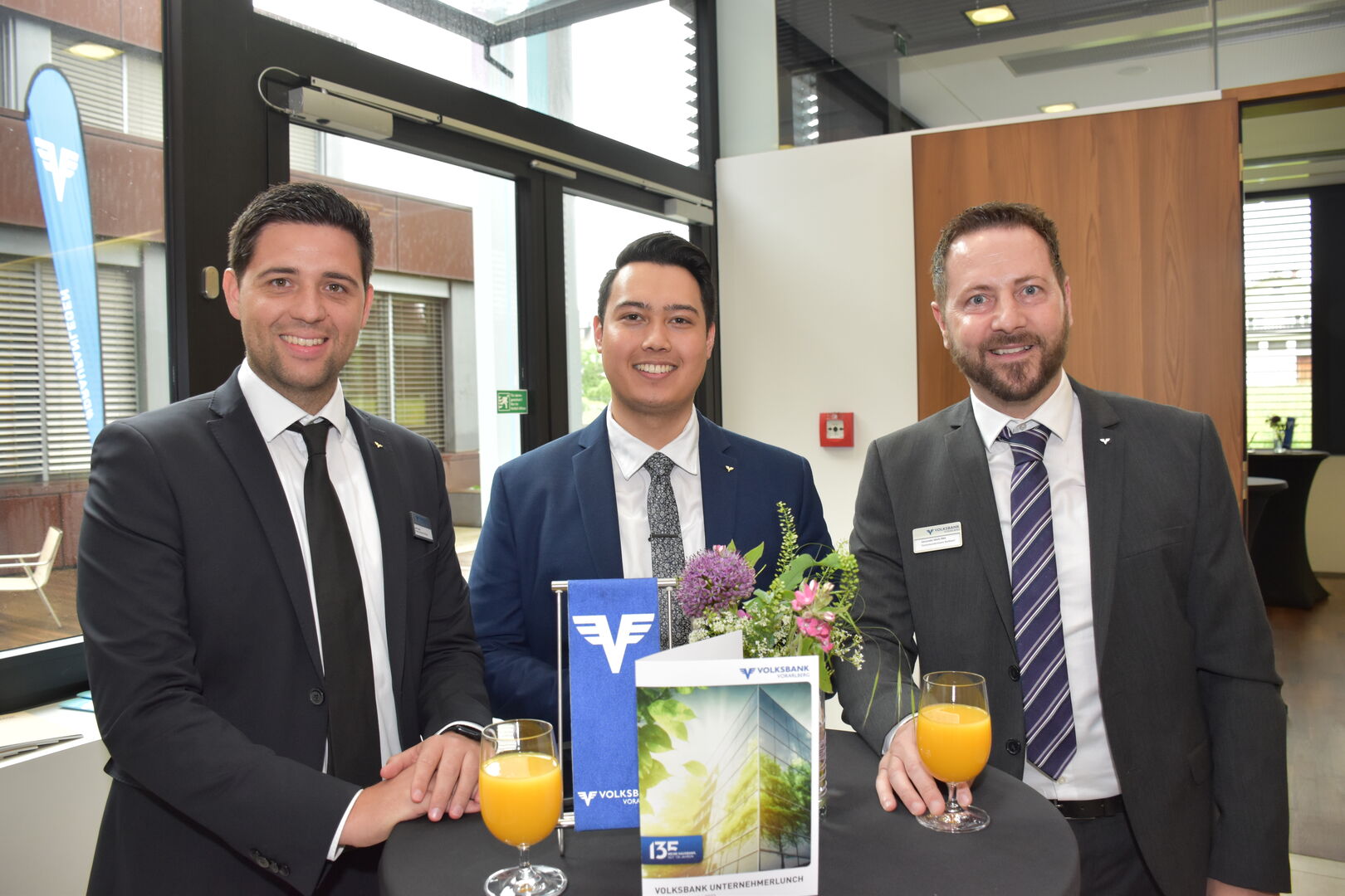 Lukas Vögel (Kommerzkundenbetreuer) und Firmenkundenberater Jan Humpeler und Alexander Maitz (v. li.)