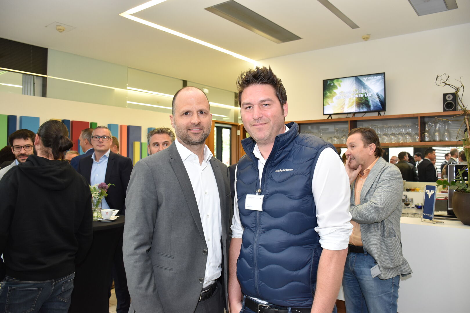 Landesrat für Wirtschaft und Infrastruktur Marco Tittler und GF Daniel Zerlauth (TECNOPLAST Gmbh, Höchst)