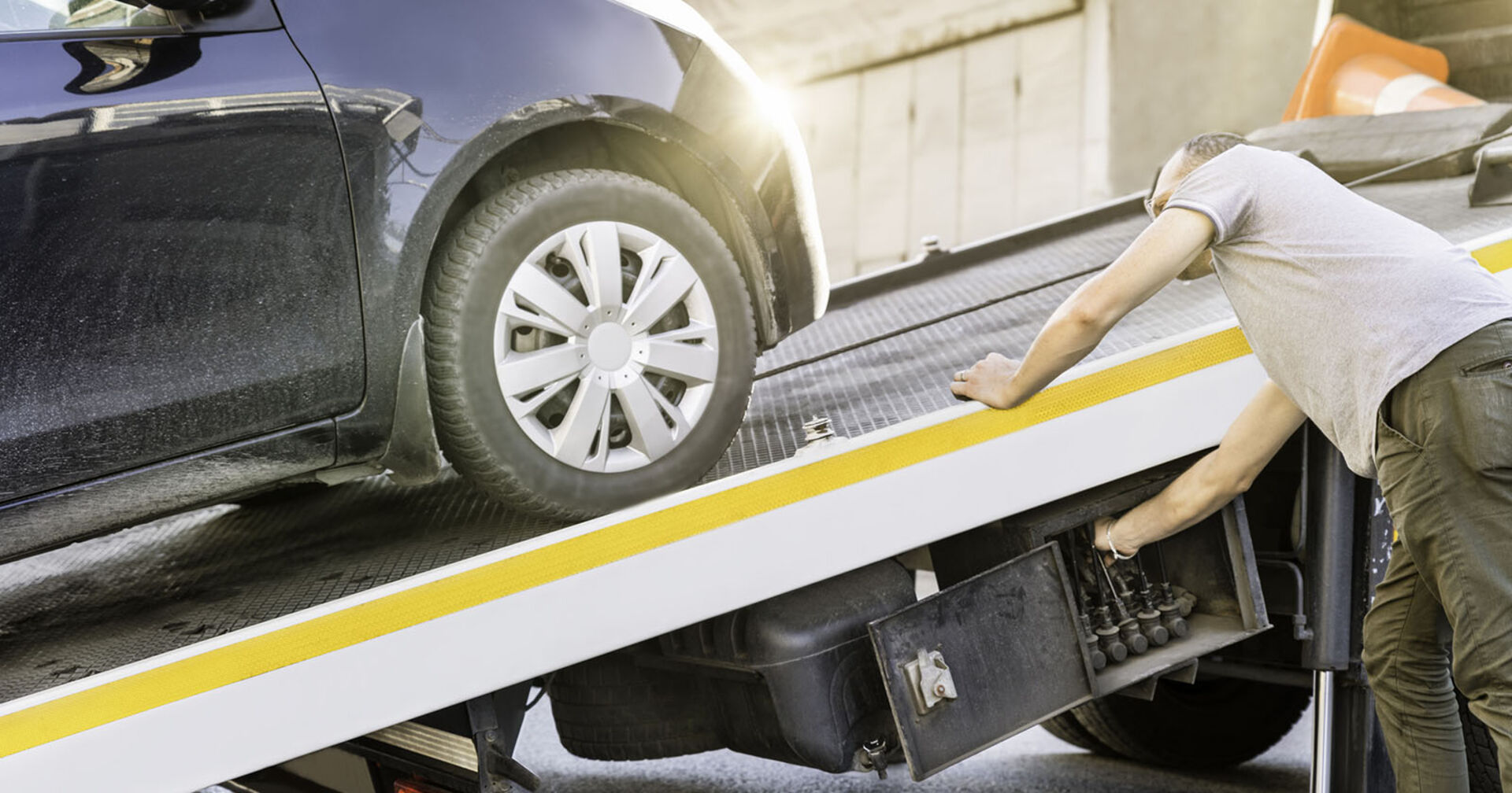 Auto wird auf einen Abschleppwagen für den Transport geladen