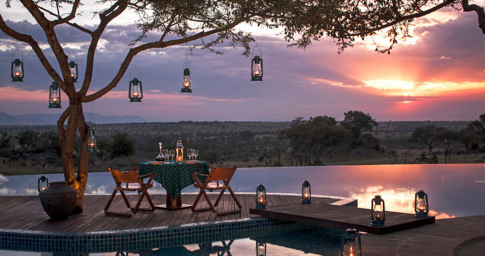 Dinner for two am Beckenrand bei Sonnenuntergang in der afrikanischen Savanne