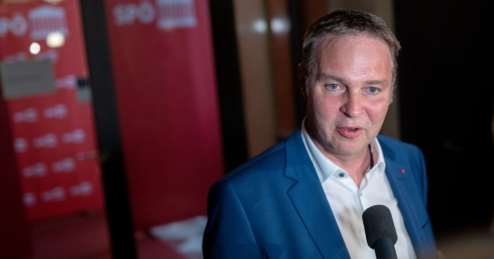 SPÖ-Chef Andreas Babler stellt sich vor dem Parteivorstand den Journalistenfragen.