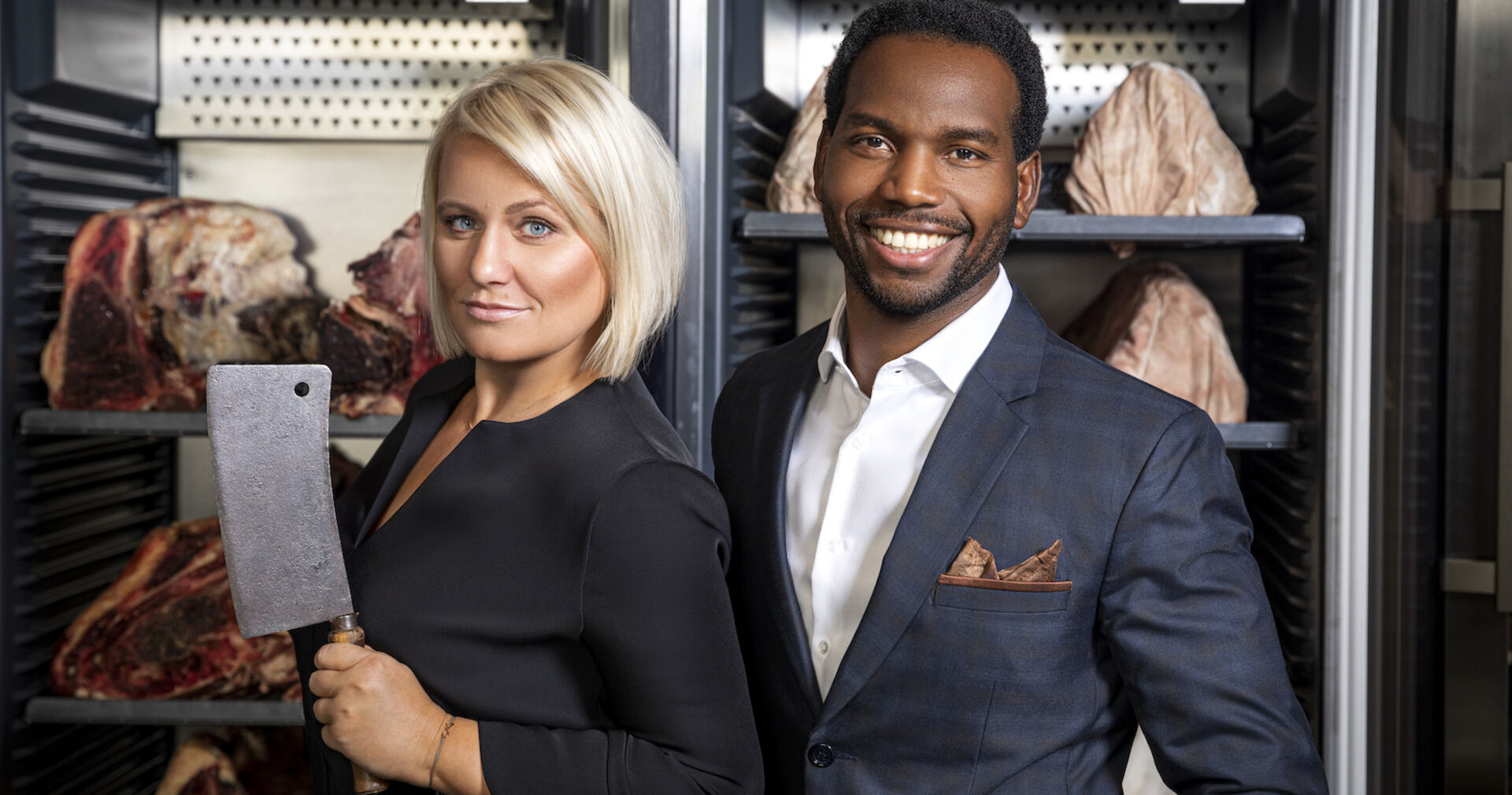 Porträt stehend nebeneinander, Frau mit Beil in der Hand