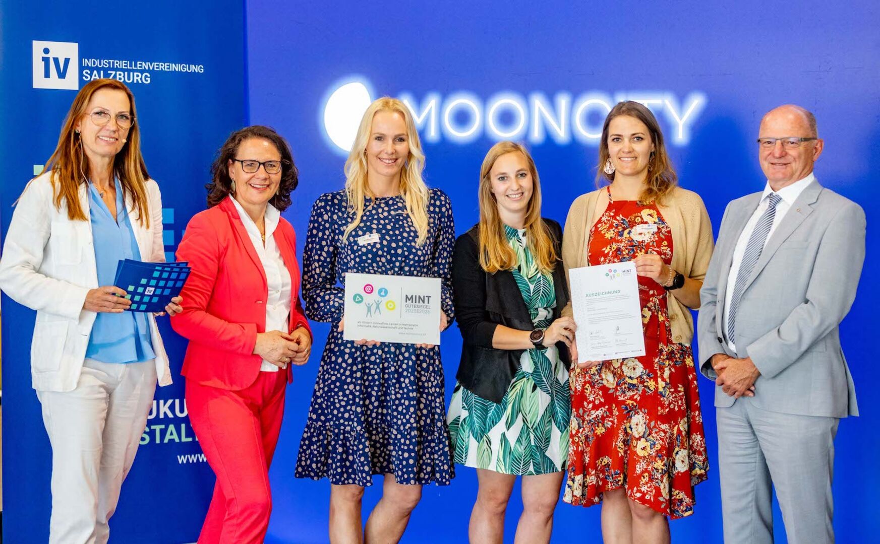 Übergabe der MINT-Plakette und der MINT-Gütesiegel-Urkunde an die Vertreterinnen der Volksschule Rauris.