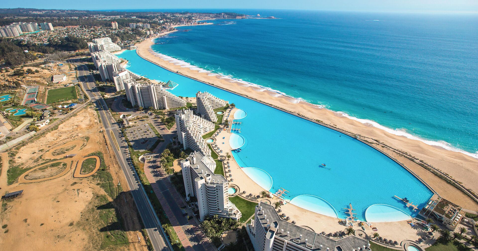der zweitgrößte Pool der Welt liegt direkt am Meer, daneben ist die gigantische Hotelanlage zu sehen