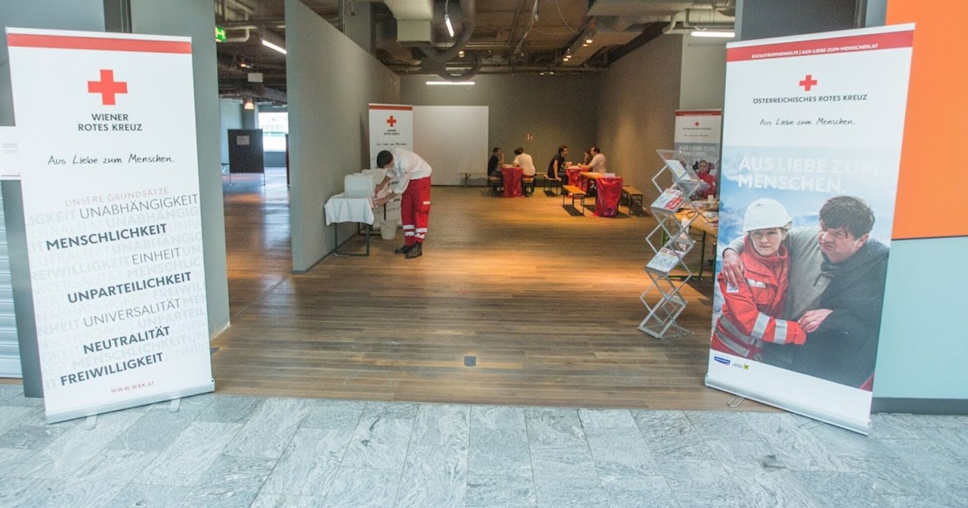 Sanitäter arbeiten in einem Wiener Cooling Center | Credit: Kellner Holly Thomas