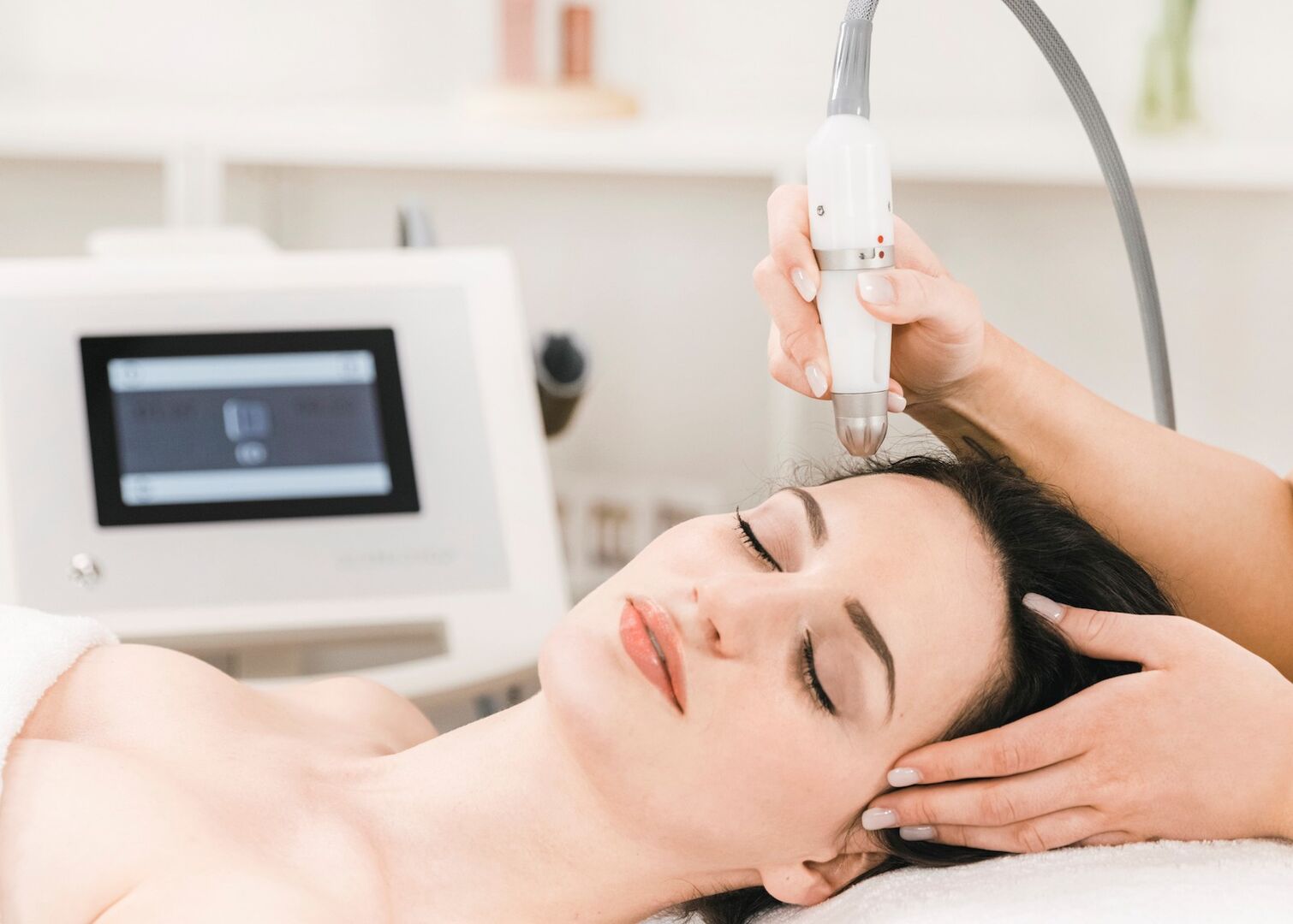 Frau wird im Gesicht behandelt