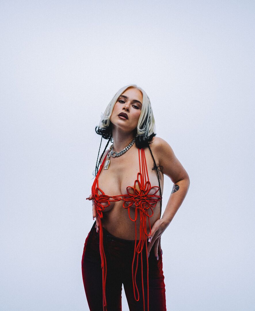 Mathea im knappen Outfit mit rotem Oberteil