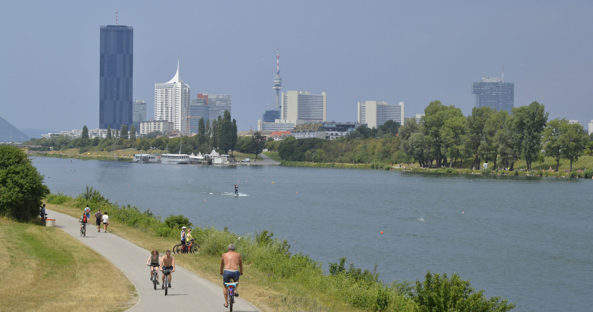 Die Donauinsel in Wien mit Radfahrern und der Skyline