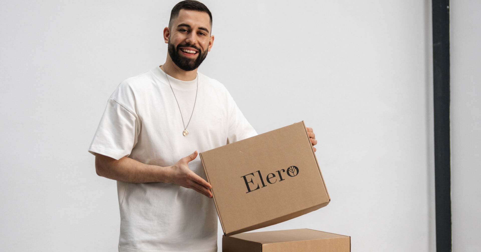 Porträt, junger Mann hält Karton