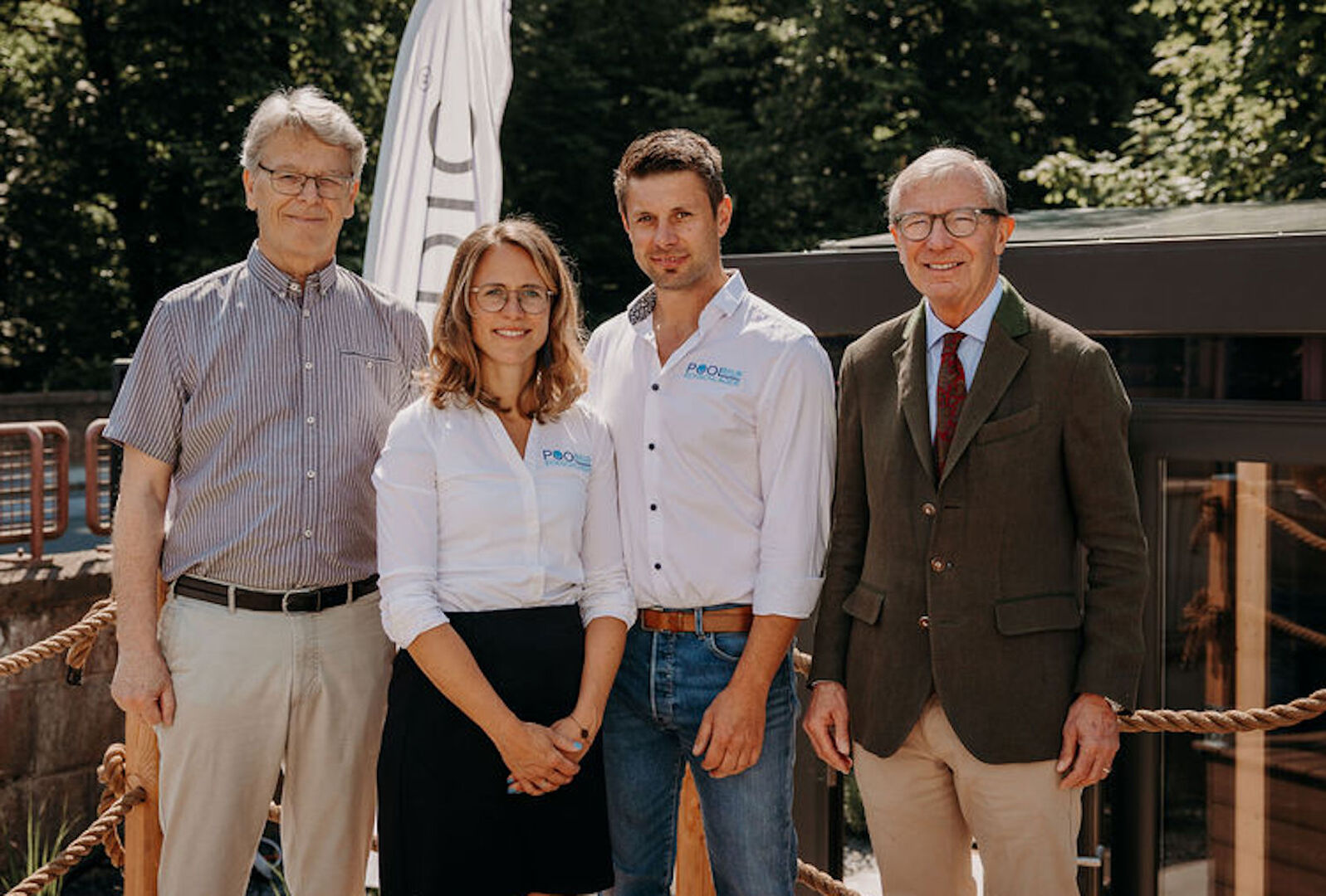 Bürgermeister Franz Tiefenbacher, Julia und Florian Eckschlager mit LH Wilfried Haslauer.
