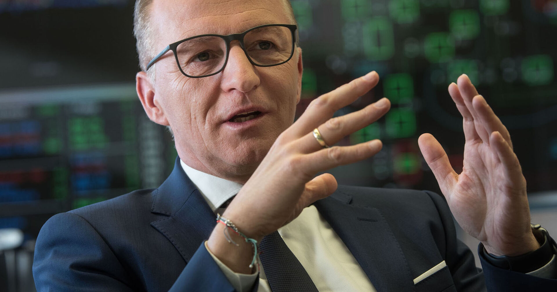 Gerhard Christiner disktuiert im Anzug | Credit: Ricardo Herrgott