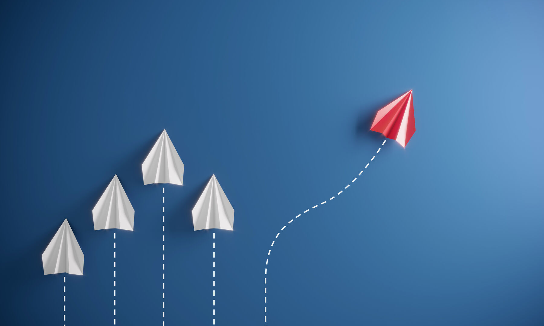 Papierflieger auf blauem Hintergrund