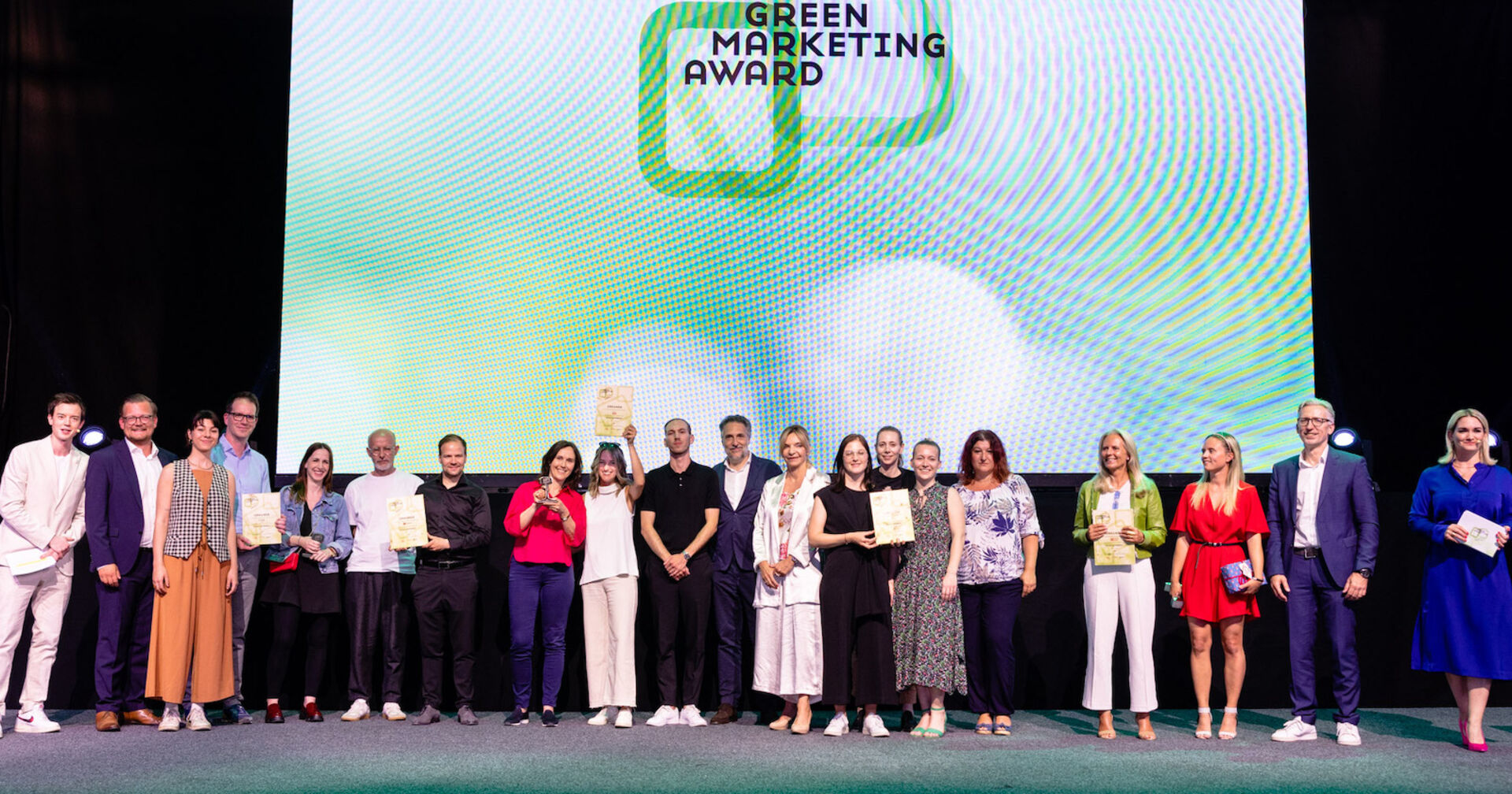 Die Sieger in der Kategorie &quot;think different&quot; auf der Bühne.  | Credit: HORIZONT/Johannes Brunnbauer