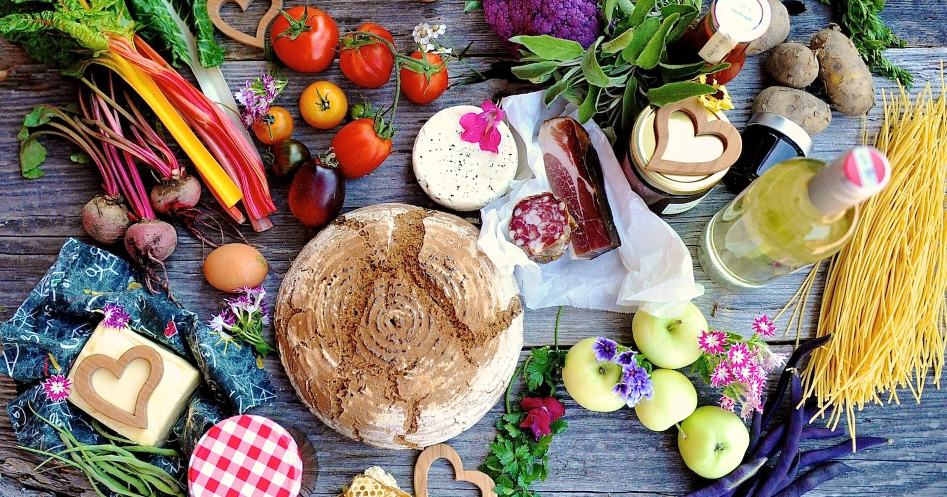 Lebensmittel auf einem Tisch von oben