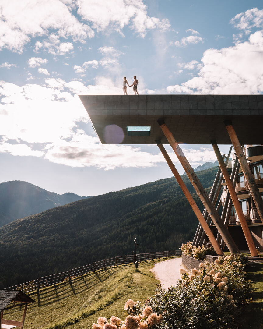 zwei Menschen stehen auf dem Infinitypool, Blick von unten