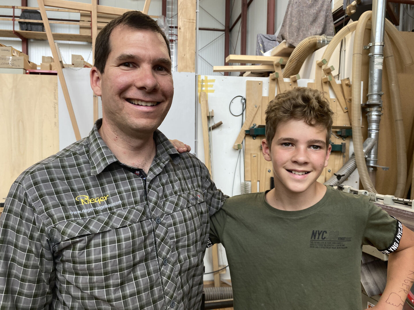 Nathanael mit Vater Manuel bei Fa. Rieger Orgelbau