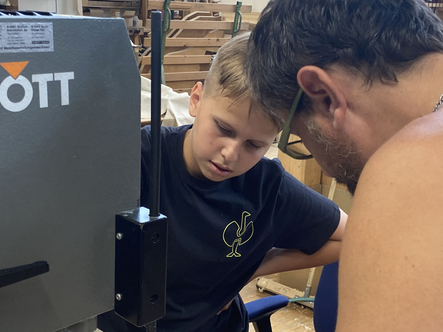 Samuel mit Papa bei Fa. Rieger Orgelbau